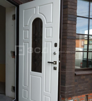 Входная дверь с ковкой и белой панелью ПВХ внутри - фото